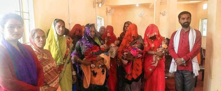 वडा अध्यक्ष झाले “छोरी संरक्षण” कार्यक्रम अन्तर्गत १५ जना बालिकालाई गरे आर्थिक सहयोग