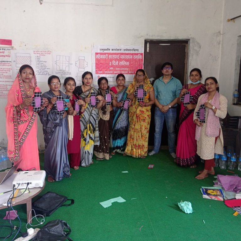 महिला शिक्षिकालाई पुन:प्रयोग गर्न मिल्ने सेनेटेरी प्याड निर्माण सम्बन्धि तालिम