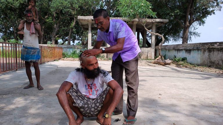 महेन्द्र महतो पराजित हुने भाकल पुरा भएपछि पासवानले गराए मुण्डन।।