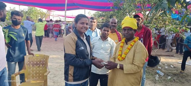 उम्मेदवार बनेका अभियन्ता महतोलाई सलिता सदाले गरिन एक लाख सहयोग