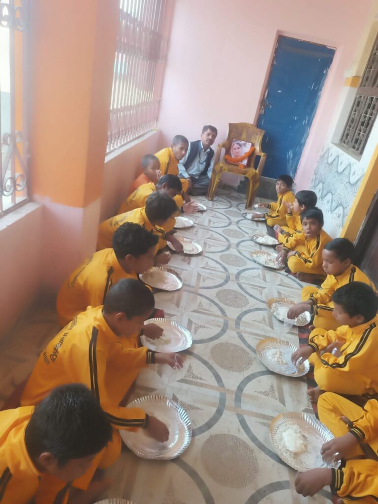 स्वर्गीय रामा यादवको जन्मजयन्ती मनाईयो बालकलाई भोजन  भोजन