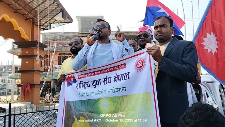 बालेन साह र सुदन गुरुङ बिरुद्ध रौतहट प्रहरीमा उजुरी गौर ,२७ असोज।राष्ट्रिय युवा संघ रौतहट जिल्ला कमिटिले रौतहटको सदरमुकाम गौरमा बृहत मोटरसाइकल र्याली गदै काठमाडौं महानगरपालिकाका मेयर बालेन शाह र हामी नेपाल संस्थाका प्रमुख सुदन गुरुङविरुद्ध जिल्ला प्रहरी कार्यालय गौरमा उजुरी दिएका छन । सोमबार युवा संघका केन्द्रीय सदस्य बजरंगी गुप्ता र जिल्ला इन्चार्ज सन्तोषकुमार साहको नेतृत्वमा युवाहरूले सोमबार उक्त उजुरी दिएका हुन् । उजुरीमा गत भदौ २३ र २४ गते भएको जेनजी आन्दोलनका क्रममा मेयर शाह र गुरुङले भीडलाई उक्साएर रौतहटलगायत देशका विभिन्न स्थानमा सरकारी तथा निजी सम्पत्तिमा तोडफोड, आगजनी र लुटपाट गरेको आरोप लगाइएको छ । मुलुकी फौजदारी संहिता २०७४ को दफा २८५(२) बमोजिम अपराध गरेको दाबी गर्दै उनीहरूलाई कानुनी कारबाहीको माग गरिएको छ । यसअघि युवा संघका कार्यकर्ताहरूले गौरमा मोटरसाइकल ¥याली निकालेर विरोध प्रदर्शन गरेका थिए । बजरंगी गुप्ताले मेयर शाह र गुरुङले देशभर हिंसा र अराजकता फैलाएको आरोप लगाउँदै तत्काल कानुनी कारबाही गर्नुपर्ने माग गरेका छन् । जेनजी आन्दोलनका क्रममा रौतहटमा दर्जनौं सरकारी कार्यालय र निजी घरहरूमा आगजनी, तोडफोड र लुटपाट भएको थियो । र्याली शान्तिपुर्वक गर्न नेकपा एमालेका केन्द्रिय सदस्य एवं रौतहट जिल्ला इन्चार्ज अजय कुमार गुप्ताले युवाहरुलाइ सुझाब दिनुभएको थियो । र्यालीमा युवा संघका नेता तथा कार्यकर्ताहरुको बाक्लो उपस्थीती रहेको थियो । आजै मधेश प्रदेशको बारा,पर्सा,धनुषा,सर्लाही लगायतका जिल्लाहरुमा युवा संघले बालेन र सुदन बिरुद्ध जिल्ला प्रहरी कार्यालयमा उजुरी दिएका छन