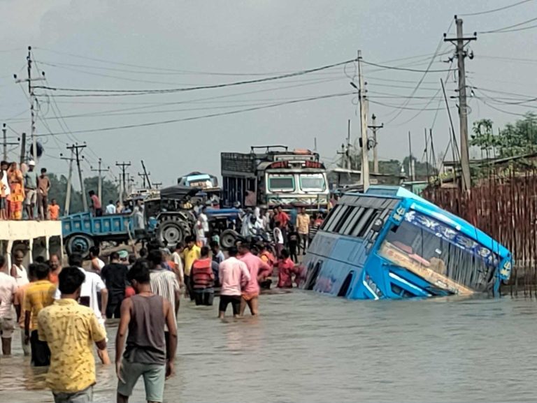 सबगढामा बस दुर्घटना ,स्कुल यात्री