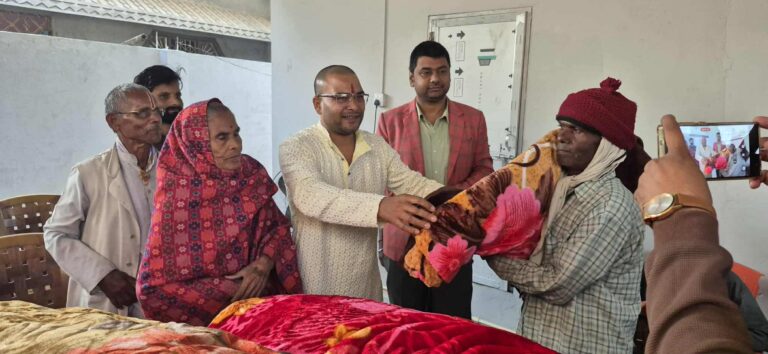 समाजसेवी मनोज यादवद्वारा कम्बल वितरण