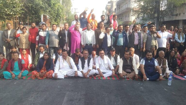 मधेश भवन अगाडि सात दलको आन्दोलन जारी, प्रहरी लाठीचार्जविरुद्ध प्रदर्शन तीव्र